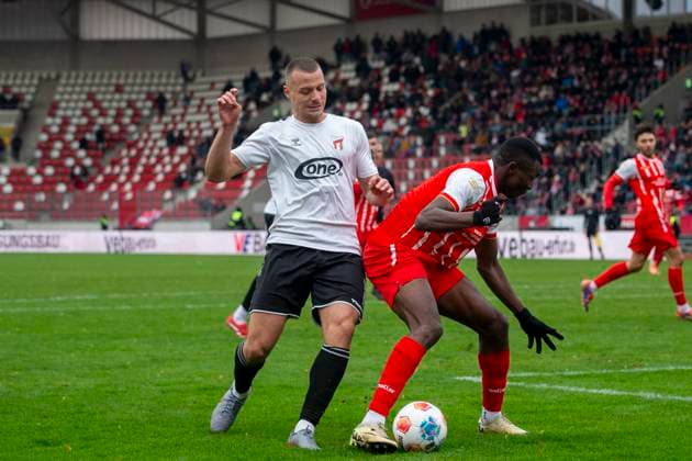 GER, Erfurt, Soccer, Regionalliga Nordost, Matchday 13, FC Rot Weiss Erfurt vs ZFC Meuselwitz pictured from l Cemal Kaymaz ZFC Meuselwitz 10 , Obed Chidindu Ugondu FC Rot Weiß Erfurt 13 , duel 26 10 2025, Steigerwaldstadion Erfurt DFB REGULATIONS PROHIBIT ANY USE OF PHOTOGRAPHS AS IMAGE SEQUENCES AND OR QUASI VIDEO, Copyright: HMBxMedia PaulxFritz
