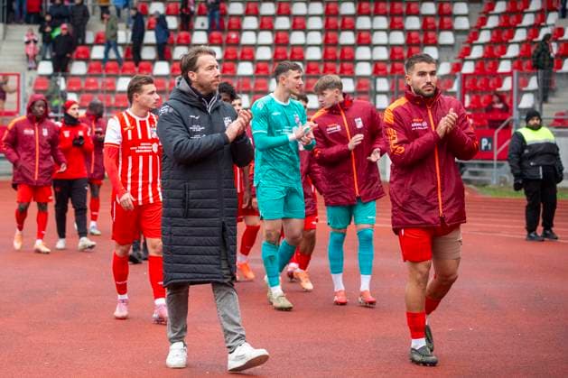 GER, Erfurt, Soccer, Regionalliga Nordost, Matchday 13, FC Rot Weiss Erfurt vs ZFC Meuselwitz in the picture from l Fabian Gerber coach FC Rot Weiß Erfurt , Sofiane Ikene FC Rot Weiß Erfurt 04 , applauding in front of the fan curve 26 10 2025, Steigerwaldstadion Erfurt DFB REGULATIONS PROHIBIT ANY USE OF PHOTOGRAPHS AS IMAGE SEQUENCES AND OR QUASI VIDEO, Copyright: HMBxMedia PaulxFritz