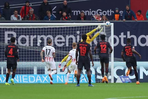 Noah Atubolu SC Freiburg, 1 haelt Schuss auf das Tor GER, Bayer Leverkusen vs SC Freiburg, Soccer, 1 Liga, Matchday 8, Season 2025 2026, 26 10 2025 DFL REGULATIONS PROHIBIT ANY USE OF PHOTOGRAPHS AS IMAGE SEQUENCES AND OR QUASI VIDEO GER, Bayer Leverkusen vs SC Freiburg, Soccer, 1 Liga, Matchday 8, Season 2025 2026, 26 10 2025 Leverkusen Copyright: xEibner-Pressefoto FrankxZeisingx EP_FZG