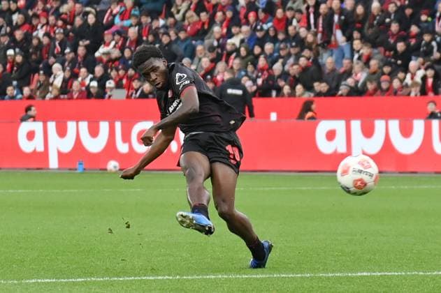 Ernest Poku Bayer 04 Leverkusen scores the goal with this shot to 1 0 26 10 2025, Soccer 1 Bundesliga, Saison 2025 2026, 8 Spieltag, Bayer 04 Leverkusen SC Freiburg DFL regulations prohibit any use of photographs as image sequences and or quasi video Leverkusen BayArena Nordrhein Westfalen Germany Team2