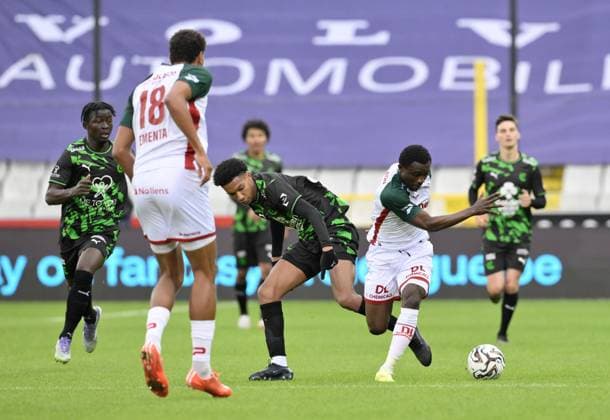 Cercle s Edan Diop and Essevee s Joseph Opoku fight for the ball during a soccer match between Cercle Brugge and Zulte Waregem, Sunday 26 October 2025 in Brugge, on day 12 of the 2025-2026 Jupiler Pro League first division of the Belgian championship. JOHNxTHYS  x138015715x
