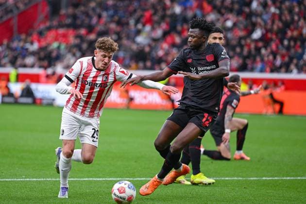 26 10 2025, Soccer, 1 Bundesliga, 8 Matchday Season 2025 2026, Bayer Leverkusen SC Freiburg, Philipp Treu SC Freiburg , Edmond Tapsoba Bayer Leverkusen xRHR PHOTO TKx Copyright: RHR-FOTOx RHR-FOTO TK