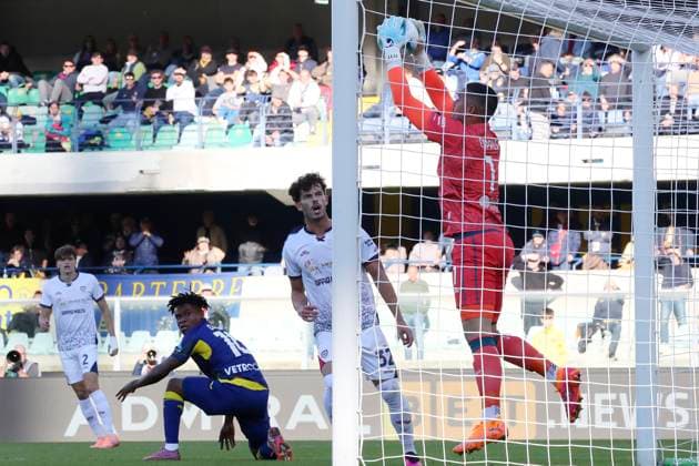Verona™s Gift Orban opportunity during the Serie A soccer match between Hellas Verona and Cagliari at the Bentegodi Stadium in Verona, north west Italy - Sunday , October 26, 2025. - Soccer .  Copyright: xPaolaxGarbuio Lapressex