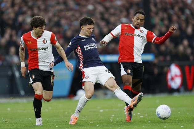 ROTTERDAM - (l-r) Jordan Bos of Feyenoord, Dennis Man of PSV Eindhoven, Quinten Timber of Feyenoord during the Dutch Eredivisie match between Feyenoord and PSV at Feyenoord Stadium De Kuip on October 26, 2025, in Rotterdam, Netherlands. ANP MAURICE VAN STEEN Eredivisie 2025-2026 xVIxANPxSportx xxANPxIVx 540366981 originalFilename: 540366981.jpg
