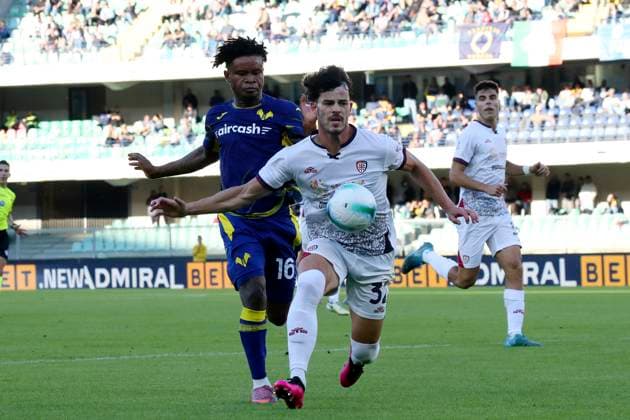 Verona™s Gift Orban Cagliari s Ze Pedro during the Serie A soccer match between Hellas Verona and Cagliari at the Bentegodi Stadium in Verona, north west Italy - Sunday , October 26, 2025. - Soccer .  Copyright: xPaolaxGarbuio Lapressex