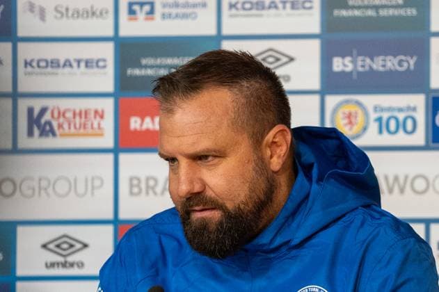 Germany, Football, 2 Bundesliga, Matchday 10 2025 2026, Eintracht Braunschweig Hannover 96 on 26 10 in Braunschweig Eintracht Stadion Heiner Backhaus Coach Eintracht Braunschweig at the press conference after the match Copyright: xSvenxHeidmannx