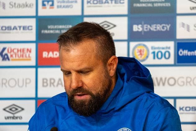 Germany, Football, 2 Bundesliga, Matchday 10 2025 2026, Eintracht Braunschweig Hannover 96 on 26 10 in Braunschweig Eintracht Stadion Heiner Backhaus Coach Eintracht Braunschweig at the press conference after the match Copyright: xSvenxHeidmannx