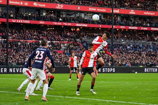 Eredivisie: Feyenoord Rotterdam v PSV Eindhoven Rotterdam - Oussama Targhalline of Feyenoord, Tsuyoshi Watanabe of Feyenoord during the tenth competition round of the 2025 2026 Eredivisie season. The match is set between Feyenoord Rotterdam and PSV Eindhoven at Stadion Feijenoord De Kuip on 26 October 2025 in Rotterdam, The Netherlands. Copyright: xBastiaanxPoutsmax