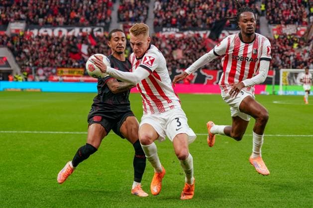 Germany Soccer Bundesliga 2025 26, 8 Matchday Bayer 04 Leverkusen vs SC Freiburg BayArena Leverkusen Arthur Bayer 04 Leverkusen, 13 with Philipp Lienhart SC Freiburg, 03 and Jordy Makengo SC Freiburg, 33 Leverkusen North Rhine-Westphalia Germany Copyright: xJOERANxSTEINSIEKx