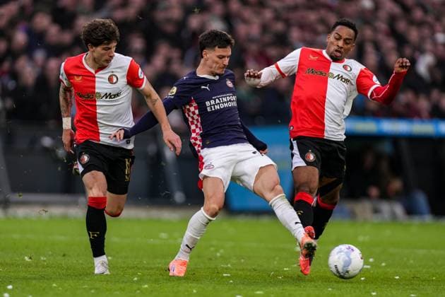 2025-10-26 Feyenoord v PSV - Dutch Eredivisie ROTTERDAM, NETHERLANDS - OCTOBER 26: Jordan Bos of Feyenoord battles for possession with Dennis Man of PSV during the Dutch Eredivisie match between Feyenoord and PSV at Stadion Feijenoord on October 26, 2025 in Rotterdam, Netherlands. Rotterdam Stadion Feijenoord Netherlands Content not available for redistribution in The Netherlands directly or indirectly through any third parties. Copyright: xJorisxVerwijstx
