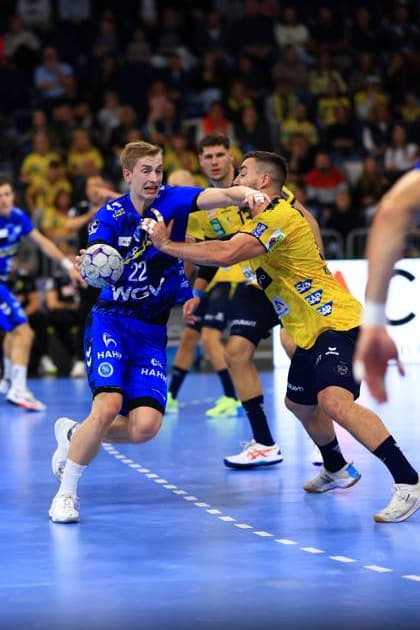Torben Matzken 22 TVB 1898 Stuttgart fights for the ball against David Späth 29 Rhein Neckar Löwen A duel between Torben Matzken 22 TVB 1898 Stuttgart and David Späth 29 Rhein Neckar Löwen Copyright: xSpeedshotx