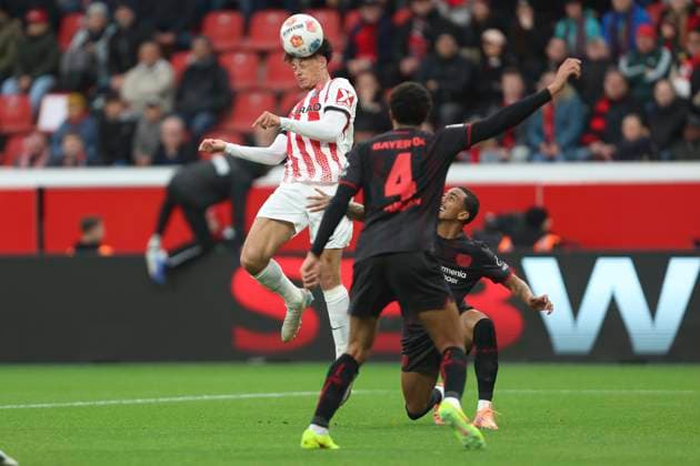 Derry Scherhant (SC Freiburg), Jarell Quansah (Bayer 04 Leverkusen) und Arthur (Bayer 04 Leverkusen) im Zweikampf waehrend des spiels der Bundesliga zwischen Bayer 04 Leverkusen und Club Freiburg, BayArena am 26. October 2025 in Leverkusen, Deutschland. (Foto von Oliver Kaelke DeFodi Images) +++ Derry Scherhant (SC Freiburg), Jarell Quansah (Bayer 04 Leverkusen) und Arthur (Bayer 04 Leverkusen) battle for the ball during the Bundesliga match between Bayer 04 Leverkusen and Sport-Club Freiburg at BayArena on October 26, 2025 in Leverkusen, Germany. (Photo by Oliver Kaelke DeFodi Images) DFL regulations prohibit any use of photographs as image sequences and or quasi-video. (Photo by Oliver Kaelke DeFodi Images) Derry Scherhant SC Freiburg , Jarell Quansah Bayer 04 Leverkusen and Arthur Bayer 04 Leverkusen battle for the ball during the Bundesliga match between Bayer 04 Leverkusen and Sport Club Freiburg at BayArena on October 26, 2025 in Leverkusen, Germany Photo by Oliver Kaelke DeFodi Images Derry Scherhant SC Freiburg , Jarell Quansah Bayer 04 Leverkusen and Arthur Bayer 04 Leverkusen battle for the ball during the Bundesliga match between Bayer 04 Leverkusen and Sport Club Freiburg at BayArena on October 26, 2025 in Leverkusen, Germany Photo by Oliver Kaelke DeFodi Images DFL regulations prohibit any use of photographs as image sequences and or quasi video Photo by Oliver Kaelke DeFodi Images