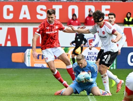 Soccer 2 Bundesliga Season 2025 26 1 FC Kaiserslautern 26 10 2025 Fritz Walter Stadion 1 FC Kaiserslautern fck 1 FC Nürnberg fcn 1 1 V li Daniel HANSLIK 1 FC Kaiserslautern , Goalkeeper Jan REICHERT 1 FC Nürnberg , Fabio GRUBER 1 FC Nürnberg 1 FC Kaiserslautern