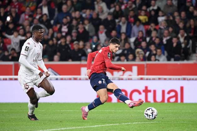 LOSC Lille v FC Metz - Ligue 1 McDonald s 2025 2026 15 Terry YEGBE (fcm) - 07 Matias Fernandez PARDO (losc) during the Ligue 1 McDonald s match between Lille and Metz at Stade Pierre Mauroy on October 26, 2025 in Lille, France. Lille France  Copyright: xFEPx 776348170