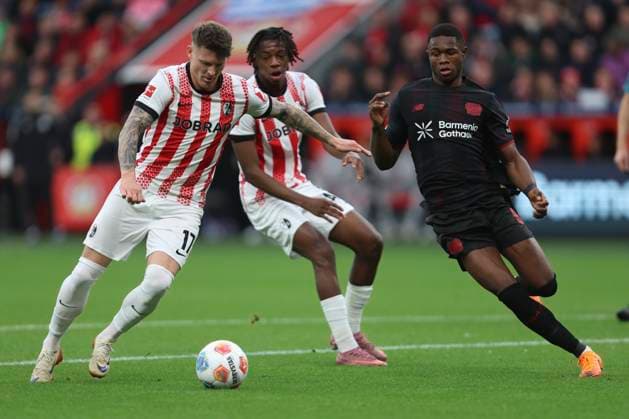 Lukas Kuebler (SC Freiburg) und Christian Kofane (Bayer 04 Leverkusen) im Zweikampf waehrend des spiels der Bundesliga zwischen Bayer 04 Leverkusen und Club Freiburg, BayArena am 26. October 2025 in Leverkusen, Deutschland. (Foto von Oliver Kaelke DeFodi Images) +++ Lukas Kuebler (SC Freiburg) und Christian Kofane (Bayer 04 Leverkusen) battle for the ball during the Bundesliga match between Bayer 04 Leverkusen and Sport-Club Freiburg at BayArena on October 26, 2025 in Leverkusen, Germany. (Photo by Oliver Kaelke DeFodi Images) DFL regulations prohibit any use of photographs as image sequences and or quasi-video. (Photo by Oliver Kaelke DeFodi Images) Lukas Kuebler SC Freiburg and Christian Kofane Bayer 04 Leverkusen in a duel during the Bundesliga match between Bayer 04 Leverkusen and Sport Club Freiburg, BayArena on October 26, 2025 in Leverkusen, Germany Photo by Oliver Kaelke DeFodi Images Lukas Kuebler SC Freiburg and Christian Kofane Bayer 04 Leverkusen battle for the ball during the Bundesliga match between Bayer 04 Leverkusen and Sport Club Freiburg at BayArena on October 26, 2025 in Leverkusen, Germany Photo by Oliver Kaelke DeFodi Images DFL regulations prohibit any use of photographs as image sequences and or quasi video Photo by Oliver Kaelke DeFodi Images
