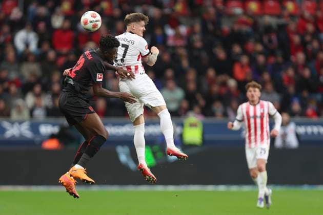 Edmond Tapsoba (Bayer 04 Leverkusen) und Lukas Kuebler (SC Freiburg) im Zweikampf waehrend des spiels der Bundesliga zwischen Bayer 04 Leverkusen und Club Freiburg, BayArena am 26. October 2025 in Leverkusen, Deutschland. (Foto von Oliver Kaelke DeFodi Images) +++ Edmond Tapsoba (Bayer 04 Leverkusen) und Lukas Kuebler (SC Freiburg) battle for the ball during the Bundesliga match between Bayer 04 Leverkusen and Sport-Club Freiburg at BayArena on October 26, 2025 in Leverkusen, Germany. (Photo by Oliver Kaelke DeFodi Images) DFL regulations prohibit any use of photographs as image sequences and or quasi-video. (Photo by Oliver Kaelke DeFodi Images) Edmond Tapsoba Bayer 04 Leverkusen and Lukas Kuebler SC Freiburg in a duel during the Bundesliga match between Bayer 04 Leverkusen and Sport Club Freiburg, BayArena on October 26, 2025 in Leverkusen, Germany Photo by Oliver Kaelke DeFodi Images Edmond Tapsoba Bayer 04 Leverkusen and Lukas Kuebler SC Freiburg battle for the ball during the Bundesliga match between Bayer 04 Leverkusen and Sport Club Freiburg at BayArena on October 26, 2025 in Leverkusen, Germany Photo by Oliver Kaelke DeFodi Images DFL regulations prohibit any use of photographs as image sequences and or quasi video Photo by Oliver Kaelke DeFodi Images