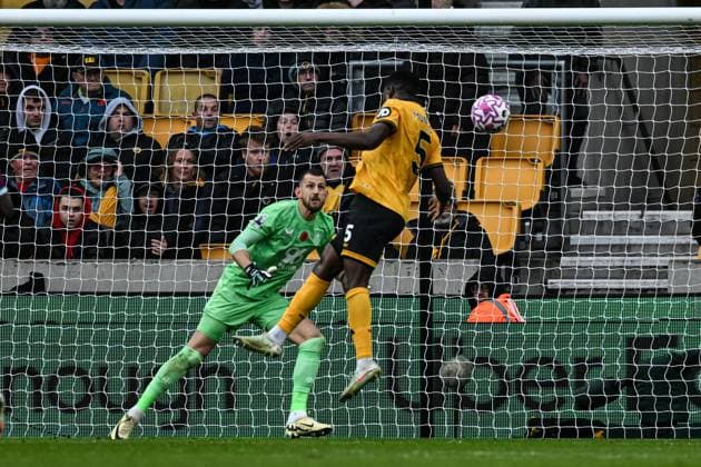 26th October 2025; Molineux Stadium, Wolverhampton, West Midlands, England; Premier League Football, Wolverhampton Wanderers versus Burnley; Marshall Munetsi of Wolverhampton Wanderers scores with a header past Martin Dubravka of Burnley in the 4th minute of added time in the first half to make the score 2-2  GodfreyxPitt