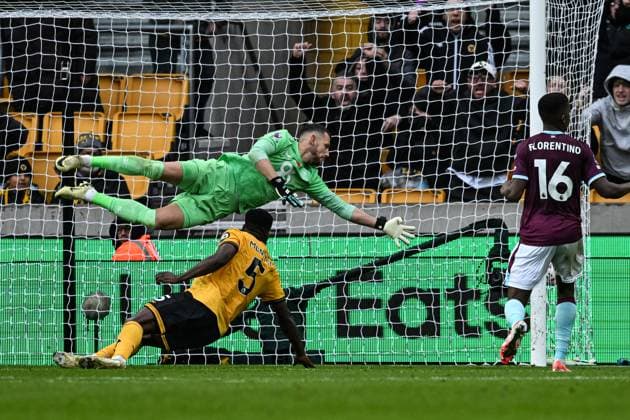 26th October 2025; Molineux Stadium, Wolverhampton, West Midlands, England; Premier League Football, Wolverhampton Wanderers versus Burnley; Marshall Munetsi of Wolverhampton Wanderers scores with a header past Martin Dubravka of Burnley in the 4th minute of added time in the first half to make the score 2-2  GodfreyxPitt