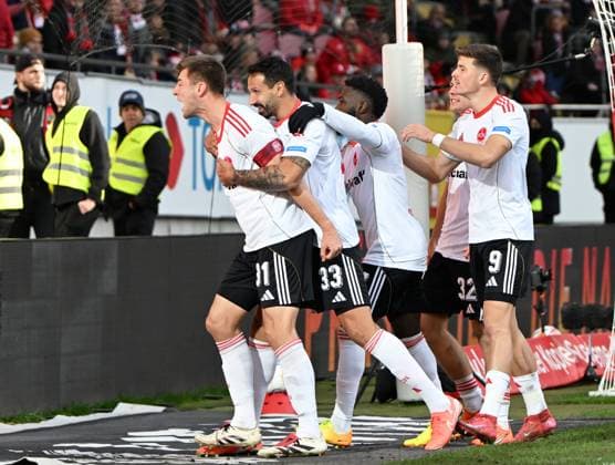 Football 2 Bundesliga Season 2025 26 1 FC Kaiserslautern 26 10 2025 Fritz Walter Stadion 1 FC Kaiserslautern fck 1 FC Nürnberg fcn 1 1 Nuremberg cheers after the 1 1, from left scorer Robin KNOCHE 1 FC Nürnberg , Adriano GRIMALDI, 1 FC Nürnberg , Mohamed Ali ZOMA 1 FC Nürnberg and Semir TELALOVIC 1 FC Nürnberg 1 FC Kaiserslautern