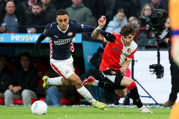2025-10-26 Feyenoord v PSV - Dutch Vriendenloterij Eredivisie ROTTERDAM, NETHERLANDS - OCTOBER 26: Sergino Dest of PSV battles for the ball with Jordan Bos of Feyenoord during the Dutch Vriendenloterij Eredivisie match between Feyenoord and PSV at Stadion Feijenoord on October 26, 2025 in Rotterdam, Netherlands. Rotterdam Stadion Feijenoord Netherlands Content not available for redistribution in The Netherlands directly or indirectly through any third parties. Copyright: xHansxvanxderxValkx