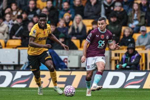 Premier League Wolverhampton Wanderers v Burnley Josh Cullen of Burnley passes the ball under pressure from Marshall Munetsi of Wolverhampton Wanderers during the Premier League match Wolverhampton Wanderers vs Burnley at Molineux, Wolverhampton, United Kingdom, 26th October 2025 (Photo by Mark Cosgrove News Images) Wolverhampton Molineux West Midlands United Kingdom Copyright: xMarkxCosgrove NewsxImagesx