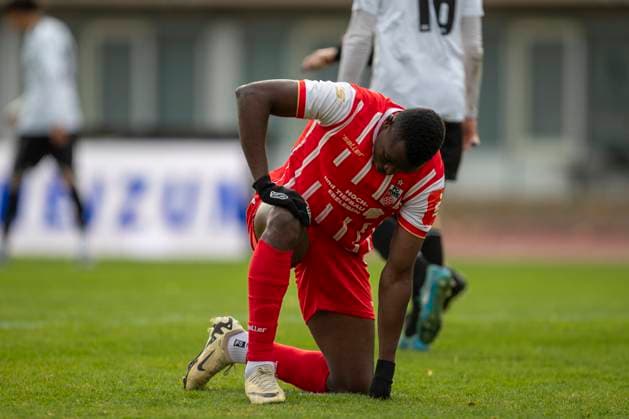 GER, Erfurt, Soccer, Regionalliga Nordost, Matchday 13, FC Rot Weiss Erfurt vs ZFC Meuselwitz in the picture from left Obed Chidindu Ugondu FC Rot Weiß Erfurt 13 , looks dejected , kneeling on the ground after a duel 26 10 2025, Steigerwaldstadion Erfurt DFB REGULATIONS PROHIBIT ANY USE OF PHOTOGRAPHS AS IMAGE SEQUENCES AND OR QUASI VIDEO, Copyright: HMBxMedia PaulxFritz