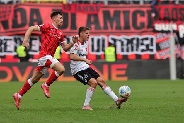 26 10 2025 Soccer Season 2025 2026 2 Soccer Bundesliga 10 Matchday 1 FC Kaiserslautern FCK Lautern Roten Teufel 1 FC Nürnberg FCN Club Sportfoto Zink DaMa xdaxmax DFL regulations prohibit any use of photographs as image sequences and or quasi video only for editorial use Finn Ole Becker 25, 1 FC Nürnberg FCN spielt Ball