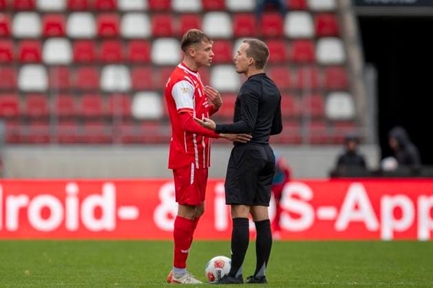 GER, Erfurt, Soccer, Regionalliga Nordost, Matchday 13, FC Rot Weiss Erfurt vs ZFC Meuselwitz in the picture from l Til Linus Schwarz FC Rot Weiß Erfurt 03 , discussed with referee 26 10 2025, Steigerwaldstadion Erfurt DFB REGULATIONS PROHIBIT ANY USE OF PHOTOGRAPHS AS IMAGE SEQUENCES AND OR QUASI VIDEO, Copyright: HMBxMedia PaulxFritz