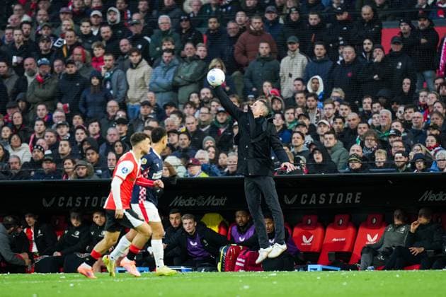 Eredivisie: Feyenoord Rotterdam v PSV Eindhoven Rotterdam - Feyenoord coach Robin van Persie during the tenth competition round of the 2025 2026 Eredivisie season. The match is set between Feyenoord Rotterdam and PSV Eindhoven at Stadion Feijenoord De Kuip on 26 October 2025 in Rotterdam, The Netherlands. Copyright: xYannickxVerhoevenx