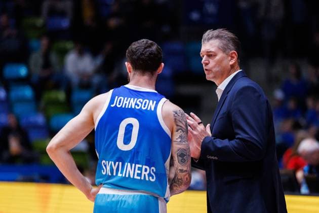 easycredit BBL, Frankfurt Skyliners Syntainics MBC, 26 10 2025 Coach Klaus Perwas Frankfurt Skyliners in conversation with Logan Johnson Frankfurt Skyliners, 0 Game of the easycredit BBL easycredit BBL, Frankfurt Skyliners Syntainics MBC on Matchday 5 of the 25 26 season in the Süwag Energie ARENA on 26 10 2025 Copyright: xBEAUTIFULxSPORTS Hahnex