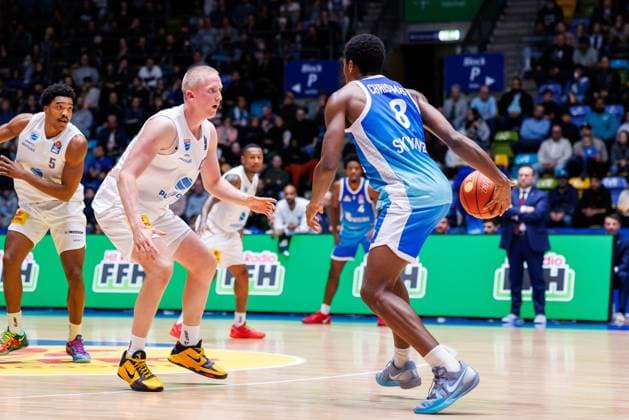 easycredit BBL, Frankfurt Skyliners Syntainics MBC, 26 10 2025 William Christmas Frankfurt Skyliners, 8 with ball against Collin Welp SYNTAINICS MBC, 40 Game of the easycredit BBL easycredit BBL, Frankfurt Skyliners Syntainics MBC on Matchday 5 of the 25 26 season at Süwag Energie ARENA on 26 10 2025 Copyright: xBEAUTIFULxSPORTS Hahnex