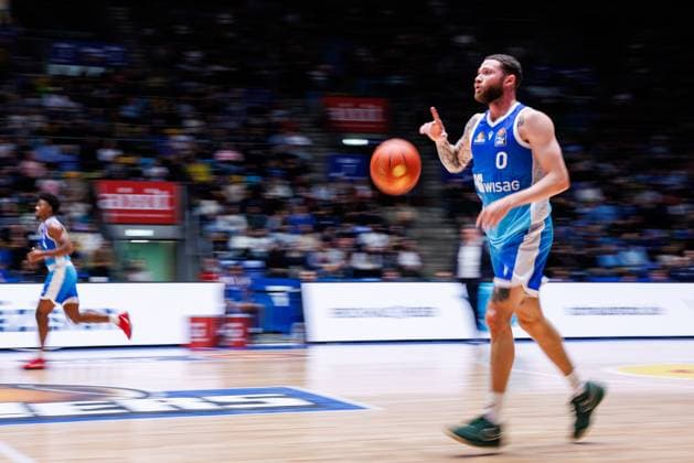 easycredit BBL, Frankfurt Skyliners Syntainics MBC, 26 10 2025 Logan Johnson Frankfurt Skyliners, 0 with ball in the build-up game of the easycredit BBL easycredit BBL, Frankfurt Skyliners Syntainics MBC on Matchday 5 of the 25 26 season at Süwag Energie ARENA on 26 10 2025 Copyright: xBEAUTIFULxSPORTS Hahnex