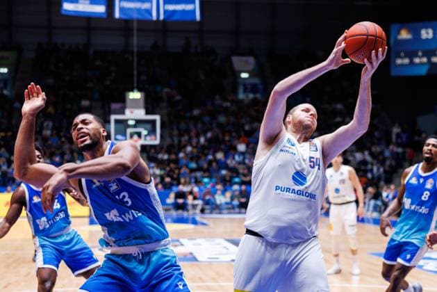 easycredit BBL, Frankfurt Skyliners Syntainics MBC, 26 10 2025 John Bryant SYNTAINICS MBC, 54 pushes Jaedon LeDee Frankfurt Skyliners, 13 aside and secures a rebound Game of the easycredit BBL easycredit BBL, Frankfurt Skyliners Syntainics MBC on Matchday 5 of the 25 26 season at the Süwag Energie ARENA on 26 10 2025 Copyright: xBEAUTIFULxSPORTS Hahnex
