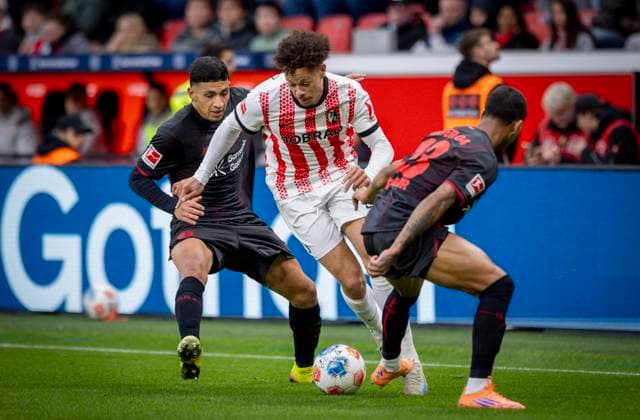 Leverkusen, Germany 26th Oct 2025 Derry Scherhant Freiburg Equi Fernandez Leverkusen Arthur Leverkusen Bayer Leverkusen SC Freiburg 26 10 2025
