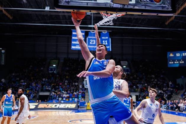 easycredit BBL, Frankfurt Skyliners Syntainics MBC, 26 10 2025 Jacob Knauf Frankfurt Skyliners, 25 with a lay-up against John Bryant SYNTAINICS MBC, 54 Game of the easycredit BBL easycredit BBL, Frankfurt Skyliners Syntainics MBC on Matchday 5 of the 25 26 season in the Süwag Energie ARENA on 26 10 2025 Copyright: xBEAUTIFULxSPORTS Hahnex
