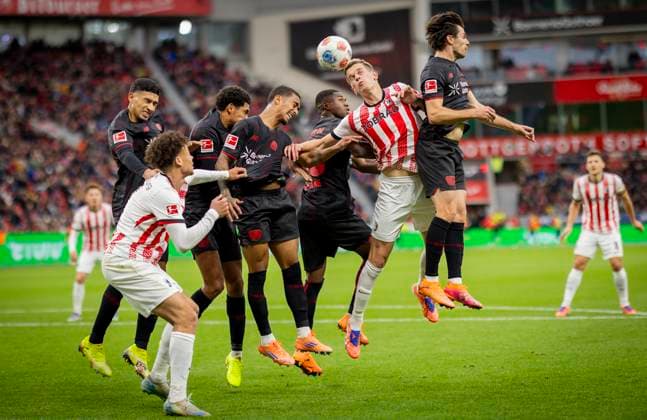 Sport Bilder des Tages Leverkusen, Germany. 26th Oct 2025. . Matthias Ginter (Freiburg) Derry Scherhant (Freiburg) Equi Fernandez (Leverkusen) Jarell Quansah (Leverkusen) Arthur (Leverkusen) Christian Kofane (Leverkusen) Jonas Hofmann (Leverkusen) Bayer Leverkusen - SC Freiburg 26.10.2025 *** Leverkusen, Germany 26th Oct 2025 Matthias Ginter Freiburg Derry Scherhant Freiburg Equi Fernandez Leverkusen Jarell Quansah Leverkusen Arthur Leverkusen Christian Kofane Leverkusen Jonas Hofmann Leverkusen Bayer Leverkusen SC Freiburg 26 10 2025