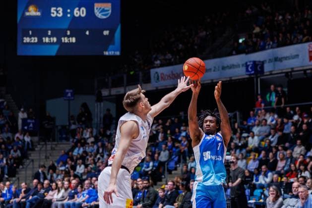 easycredit BBL, Frankfurt Skyliners Syntainics MBC, 26 10 2025 Isaiah Swope Frankfurt Skyliners, 1 with a three against Perttu Blomgren SYNTAINICS MBC, 20 Game of the easycredit BBL easycredit BBL, Frankfurt Skyliners Syntainics MBC on Matchday 5 of the 25 26 season at Süwag Energie ARENA on 26 10 2025 Copyright: xBEAUTIFULxSPORTS Hahnex