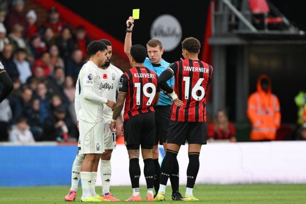 Bournemouth v Nottingham Forest - Premier League Referee Sam Barrott shows a yellow card to Justin Kluivert of Bournemouth and Douglas Luiz of Nottingham Forest during the Premier League match between Bournemouth and Nottingham Forest at the Vitality Stadium in Bournemouth, England, on October 26, 2025. Bournemouth Dorset United Kingdom  Copyright: xMIxNewsx originalFilename:fletcher-bournemo251026_npg1v.jpg