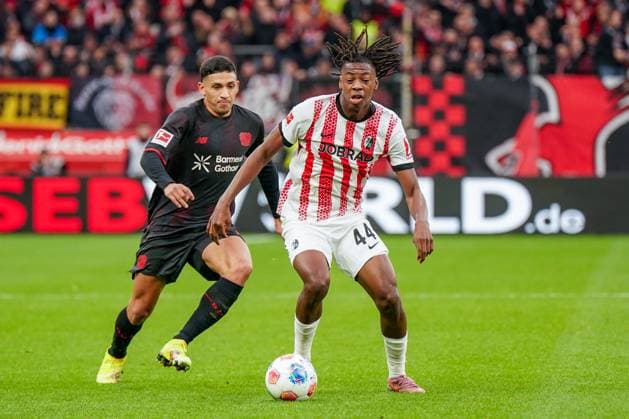 Germany Soccer Bundesliga 2025 26, 8 Matchday Bayer 04 Leverkusen vs SC Freiburg BayArena Leverkusen Johan Manzambi SC Freiburg, 44 Ezequiel Fernandez Ezequiel Fernandez Bayer 04 Leverkusen, 6 Leverkusen North Rhine-Westphalia Germany Copyright: xJOERANxSTEINSIEKx