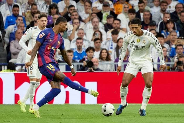 Marcus Rashford of FC Barcelona, Barca and Jude Bellingham of Real Madrid CF Real Madrid v Barcelona, La Liga, Football, Estadio Santiago Bernabeu, Madrid, Spain - 26 Oct 2025Madrid Spain  Copyright: xRubenxAlbarran Shutterstockx 15613300o