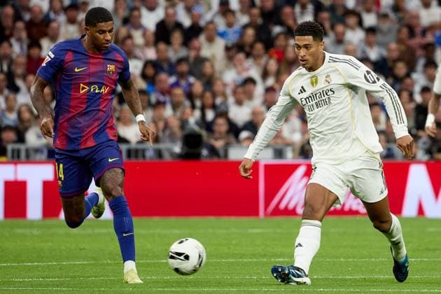Jude Bellingham of Real Madrid CF and Marcus Rashford of FC Barcelona, Barca Real Madrid v Barcelona, La Liga, Football, Estadio Santiago Bernabeu, Madrid, Spain - 26 Oct 2025Madrid Spain  Copyright: xRubenxAlbarran Shutterstockx 15613300p