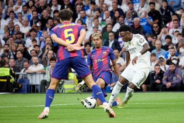Vinicius Jr of Real Madrid CF and Lamine Yamal of FC Barcelona, Barca Real Madrid v Barcelona, La Liga, Football, Estadio Santiago Bernabeu, Madrid, Spain - 26 Oct 2025Madrid Spain  Copyright: xRubenxAlbarran Shutterstockx 15613300h
