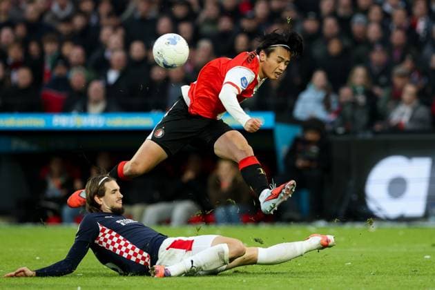 2025-10-26 Feyenoord v PSV - Dutch Vriendenloterij Eredivisie ROTTERDAM, NETHERLANDS - OCTOBER 26: Ayase Ueda of Feyenoord shoots the ball during the Dutch Vriendenloterij Eredivisie match between Feyenoord and PSV at Stadion Feijenoord on October 26, 2025 in Rotterdam, Netherlands. Rotterdam Stadion Feijenoord Netherlands Content not available for redistribution in The Netherlands directly or indirectly through any third parties. Copyright: xHansxvanxderxValkx