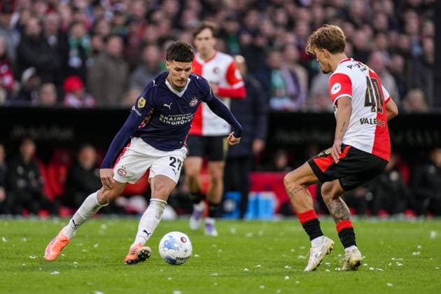 2025-10-26 Feyenoord v PSV - Dutch Eredivisie ROTTERDAM, NETHERLANDS - OCTOBER 26: Dennis Man of PSV runs with the ball during the Dutch Eredivisie match between Feyenoord and PSV at Stadion Feijenoord on October 26, 2025 in Rotterdam, Netherlands. Rotterdam Stadion Feijenoord Netherlands Content not available for redistribution in The Netherlands directly or indirectly through any third parties. Copyright: xJorisxVerwijstx