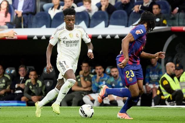 Vinicius Jr of Real Madrid CF and Jules Kounde of FC Barcelona, Barca Real Madrid v Barcelona, La Liga, Football, Estadio Santiago Bernabeu, Madrid, Spain - 26 Oct 2025Madrid Spain  Copyright: xRubenxAlbarran Shutterstockx 15613300f