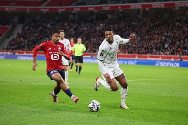 FOOTBALL : LOSC Lille vs Metz - Ligue 1 J9 - 26 10 2025 Jean-Philippe GBAMIN (Metz) et Hamza IGAMANE (LOSC Lille) lors du match LOSC Lille vs Metz, Ligue 1 J9, Decathlon Arena stade Pierre Mauroy, le 26 octobre 2025 - photo Laurent Sanson PsnewZ  Copyright: xLaurentxSANSONx xPsnewZx