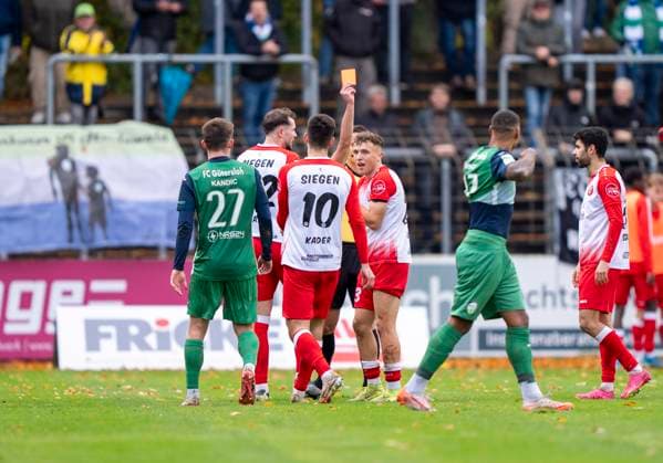 Malik Hodroj Sportfreunde Siegen, 23 sees the yellow red card from Kristijan Rajkovski Referee FC Gütersloh Sportfreunde Siegen 26 10 2025 Soccer, Regionalliga West, Matchday 13, GER, Heidewaldstadion, Gütersloh Copyright: MarcoxBader