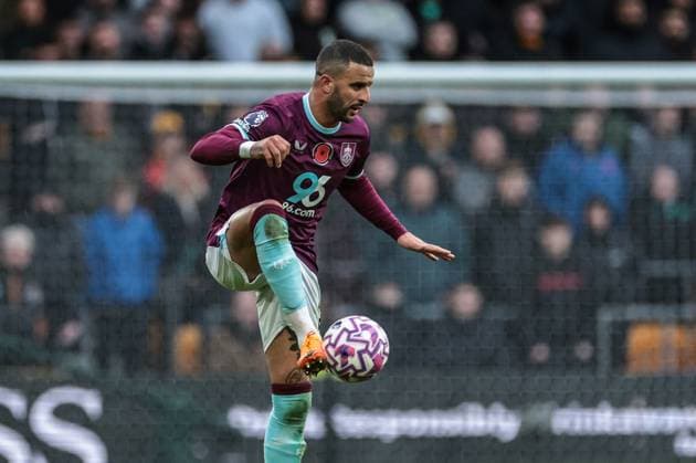 Premier League Wolverhampton Wanderers v Burnley Kyle Walker of Burnley controls the ball during the Premier League match Wolverhampton Wanderers vs Burnley at Molineux, Wolverhampton, United Kingdom, 26th October 2025 (Photo by Mark Cosgrove News Images) Wolverhampton Molineux West Midlands United Kingdom Copyright: xMarkxCosgrove NewsxImagesx