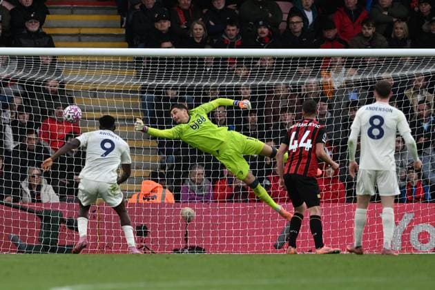 Bournemouth v Nottingham Forest Premier League 26 10 2025. Djordje Petrovic (1) of AFC Bournemouth makes a save during the Premier League match between Bournemouth and Nottingham Forest at the Vitality Stadium, Bournemouth, England on 26 October 2025. Bournemouth Vitality Stadium Dorset England Editorial use only DataCo restrictions apply See www.football-dataco.com , Copyright: xGrahamxHuntx PSI-23107-0066