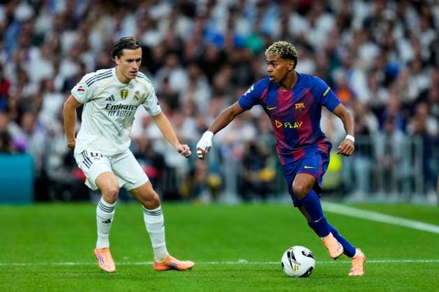 ESP: Real Madrid CF - FC Barcelona, Barca La Liga EA Sports. Date 10 Alvaro Carreras of Real Madrid CF and Lamine Yamal of FC Barcelona during the La Liga EA Sports match between Real Madrid CF and FC Barcelona played at Santiago Bernabeu Stadium on October 26, 2025 in Madrid. kpng Copyright: xCesarxCebollax xPRESSINx PS_251026_RMA_BAR_2425_414